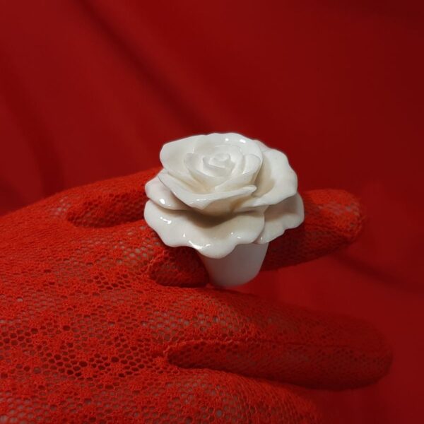 Большая белая роза резное кольцо
