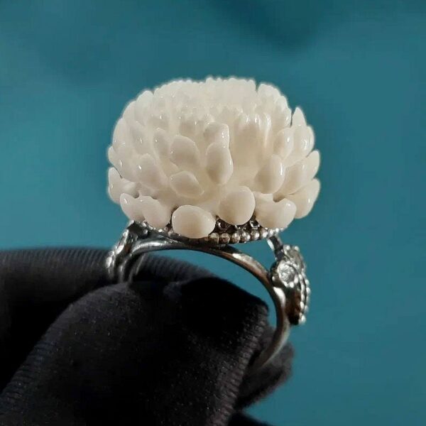 кольцо из рога лося - Хризантема - на аквамариновом фоне