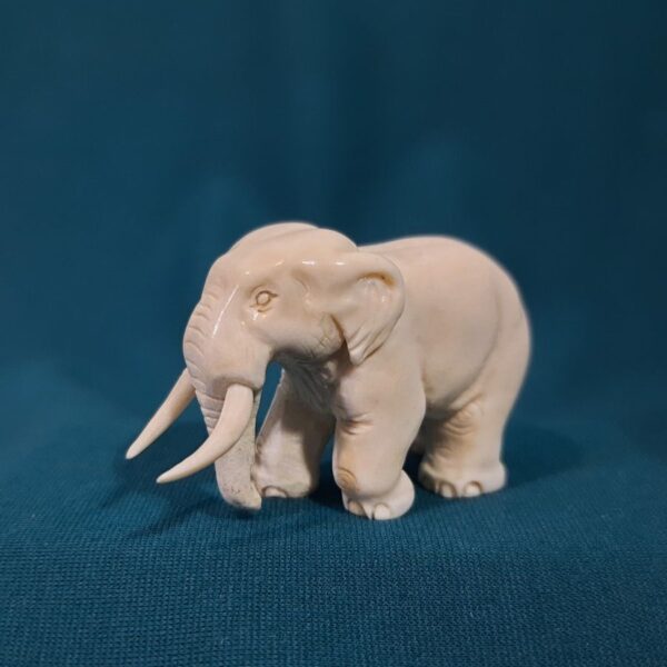 Слон резная миниатюра