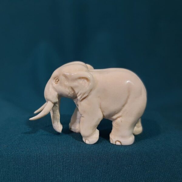 Слон резная миниатюра