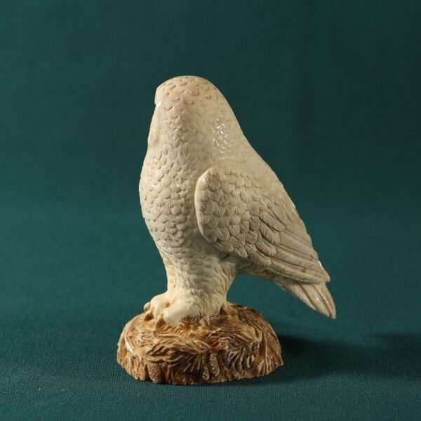 Полярная сова. Резная скульптура из рога