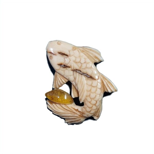 Рыбка с янтарём – резная брошь из бивня мамонта