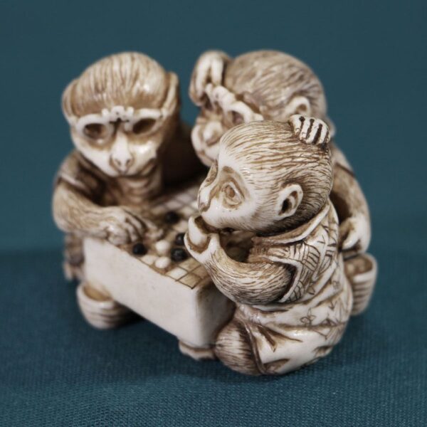 Три обезьяны играют в настольную игру Го