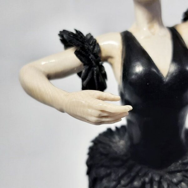 Резная скульптура "Балерина" из бивня мамонта и черного дерева