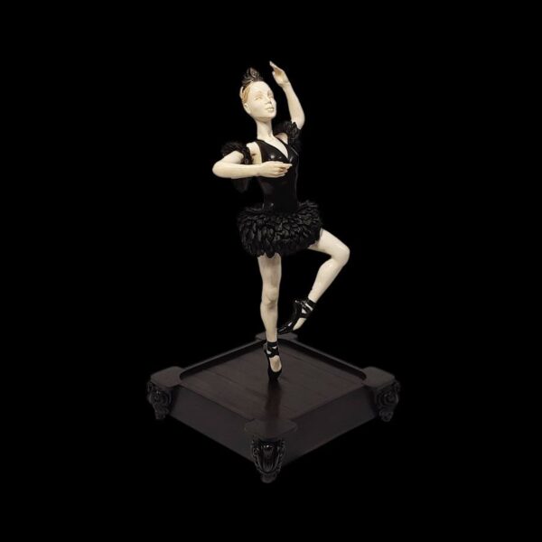Резная скульптура "Балерина" из бивня мамонта и черного дерева на черном фоне