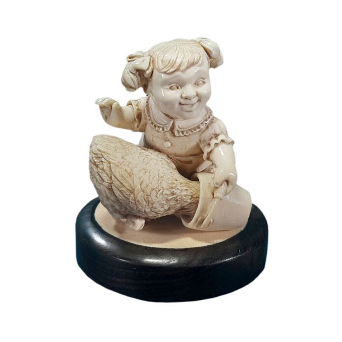 Девочка с курочкой - резная скульптура из бивня мамонта