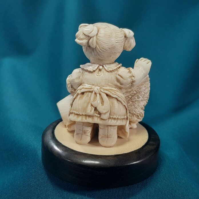 Девочка с курочкой - резная скульптура из бивня мамонта