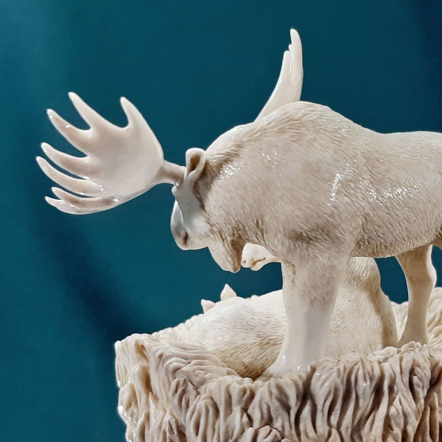 Лоси - резная скульптура из рога лося