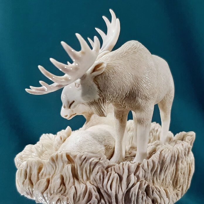 Лоси - резная скульптура из рога лося