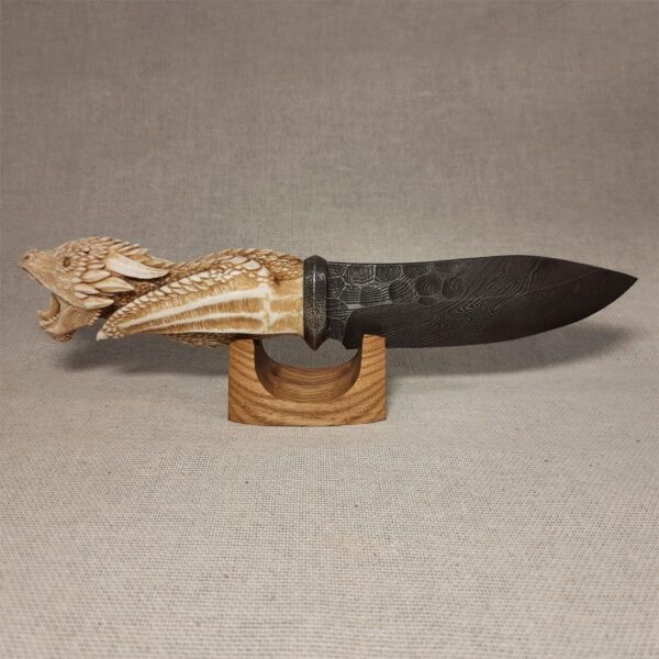 Рукоять ножа в форме дракона, вырезанная из рога лося вручную, и клинок из дамасской стали